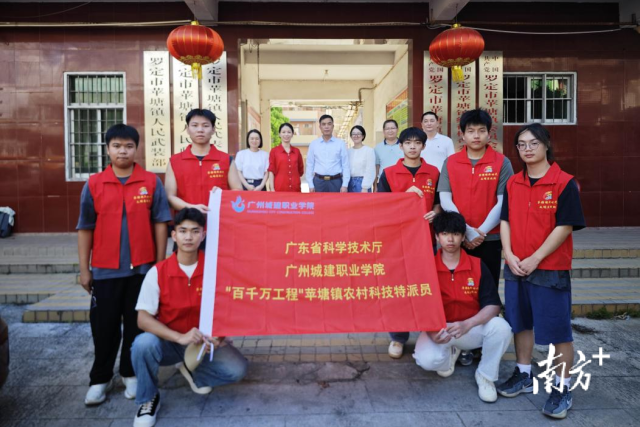 来自beat365唯一官方网站的科技特派员团队与苹塘镇代表的合影。